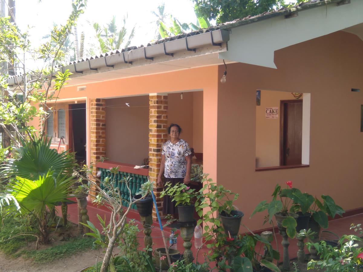 Siri Tourist Holiday Home Hikkaduwa Exterior photo